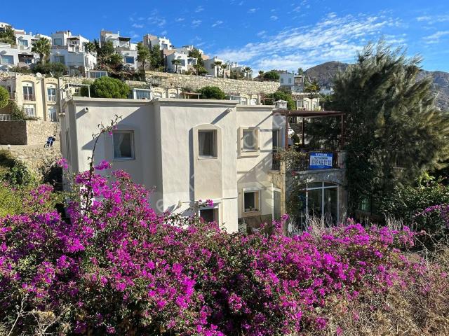 Bodrum Gümüşlük'te Havuzlu Güvenlikli Sitede Ferah Üst Kat Daire