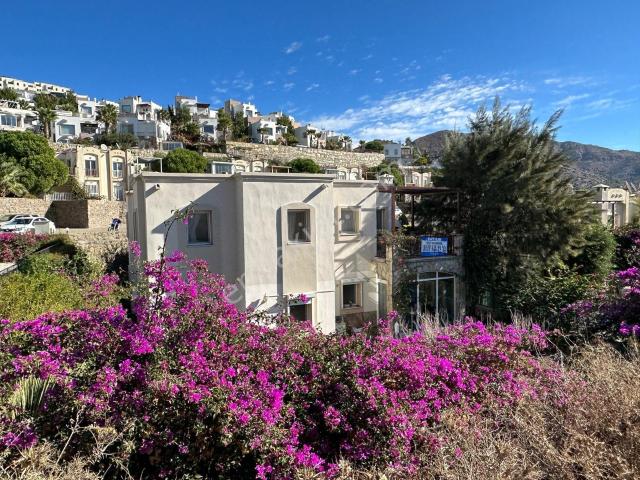Bodrum Gümüşlük'te Havuzlu Güvenlikli Sitede Ferah Üst Kat Daire