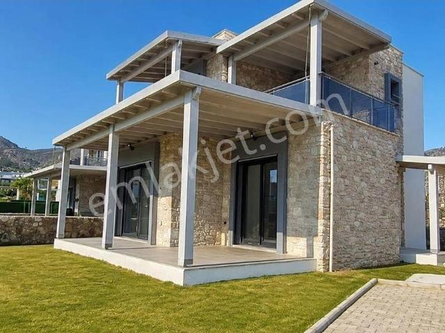 Bodrum Gümüşlük'te Müstakil Bahçeli Düzayak Konumda 3+1 Müstakil Satılık Dubleks