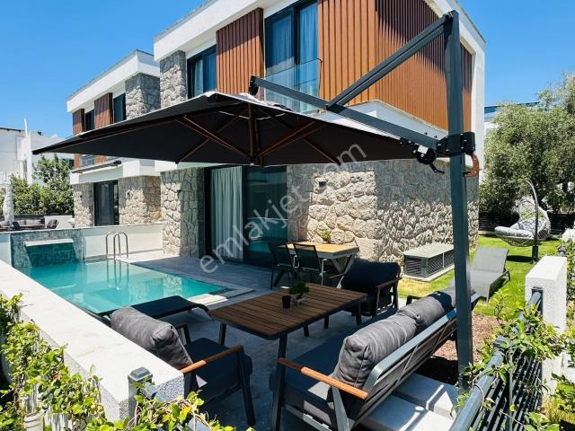 Bodrum Eskiçeşmede Havuzlu bahçeli, Eşyalı 2+1 Dubleks Daire