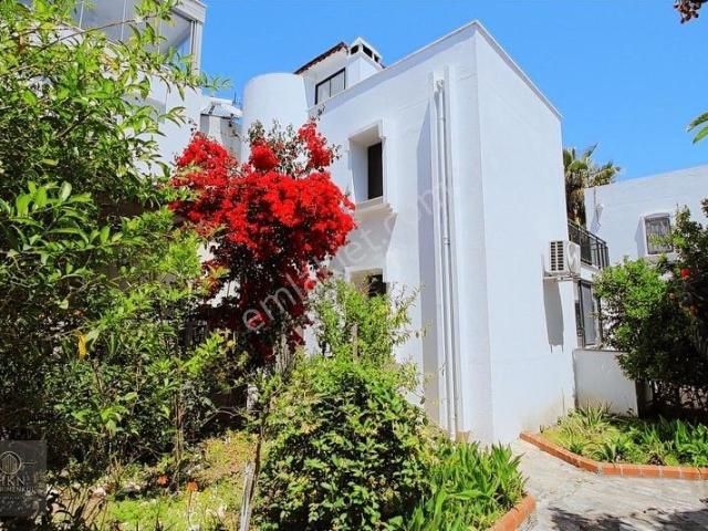 Bodrum Eskiçeşme'de Marinaya Çok Yakın Masrafsız Müstakil Villa