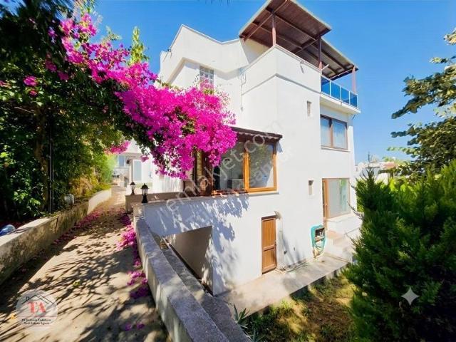 Bodrum Koyunbaba Kamelya Sitesinde Satılık 4+2 Tripleks Villa