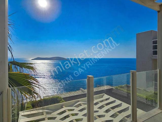 Bodrum Koyunbaba'da Prestijli Sitede Plajlı Satılık 1+1 Daire