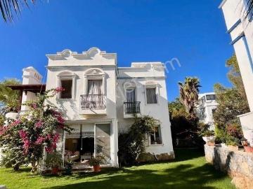 Bodrum Konacık’ta Havuzlu Site İçerisinde Özel Otoparklı 3+1 Müstakil Villa