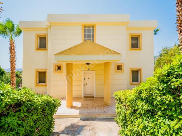Bodrum Konacık Havuzlu Sitede Tam Müstakil Tripleks Villa