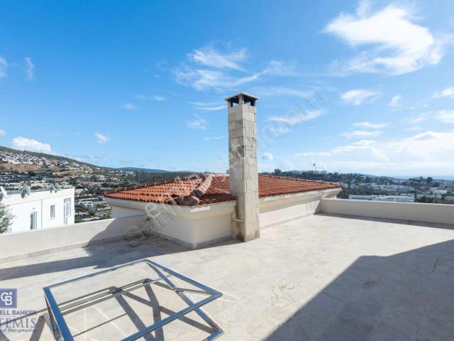 Bodrum Konacık'ta Deniz Manzaralı Lüks Satılık Tripleks Villa