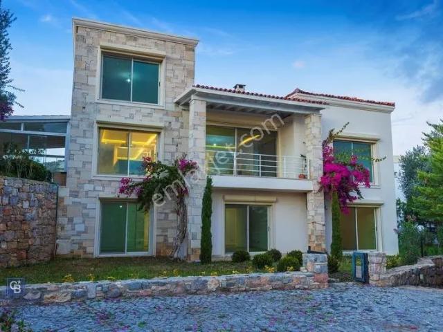 Bodrum Konacık'ta Deniz Manzaralı Lüks Satılık Tripleks Villa