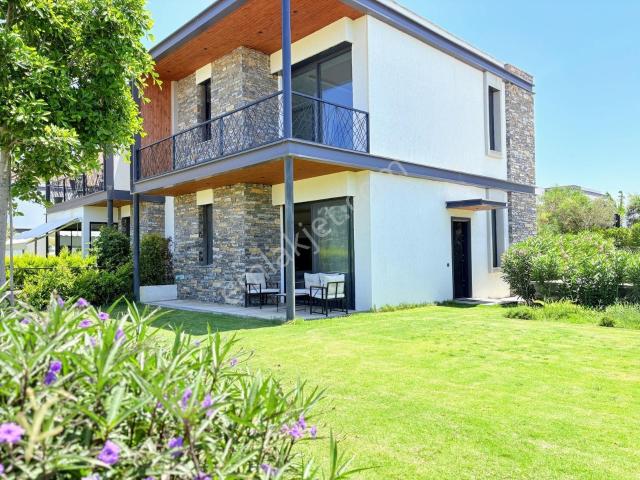 Bodrum Kadıkalesi'nde Havuzlu Ve Plajlı Sitede Eşyalı Daire