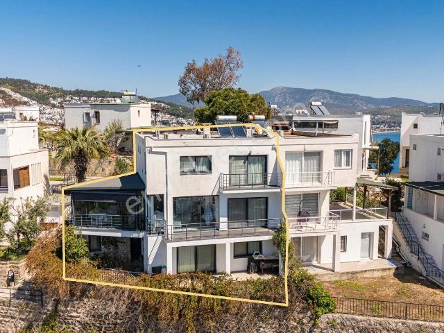 Bodrum Kargı Koyu'nda Muhteşem Manzaraya Sahip Tripleks Villa