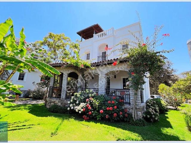 Bodrum Küçükbük'te Satılık 3,5+1 Eşyalı Taş Villa