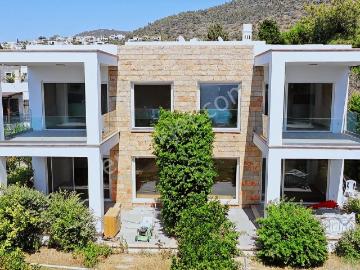 Bodrum Kumbahçede Ayrıcalıklı Konumda Denize Sıfır Bahçe Katı