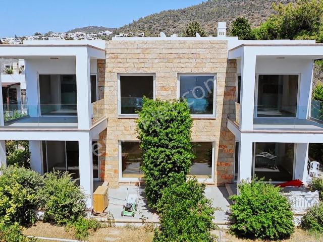 Bodrum Kumbahçede Ayrıcalıklı Konumda Denize Sıfır Bahçe Katı