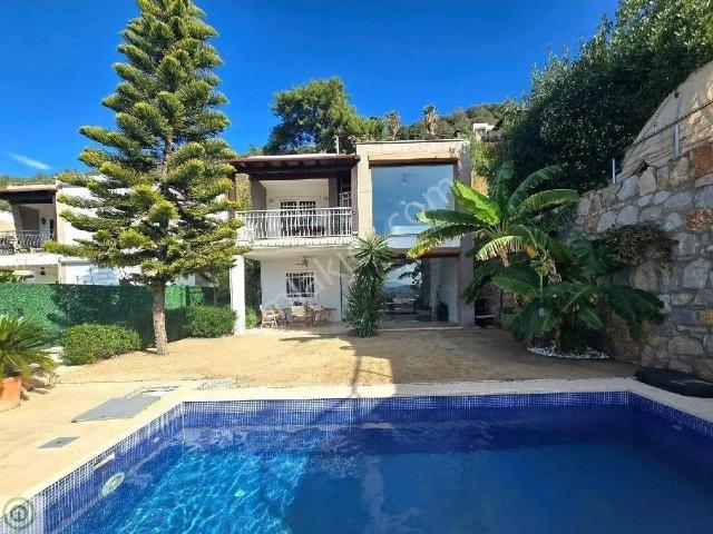 Bodrum Merkez Umurca'da Kale Ve Deniz Manzaralı, Havuzlu 6+1 Tam Müstakil Dubleks Villa