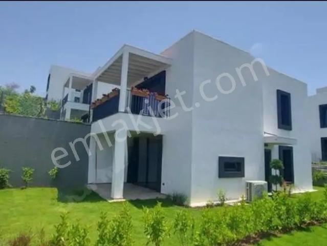 Bodrum Merkez Yokuşbaşı’nda Satılık Yerden Isıtmalı, Eşyalı 2+1 Bahçe Katı