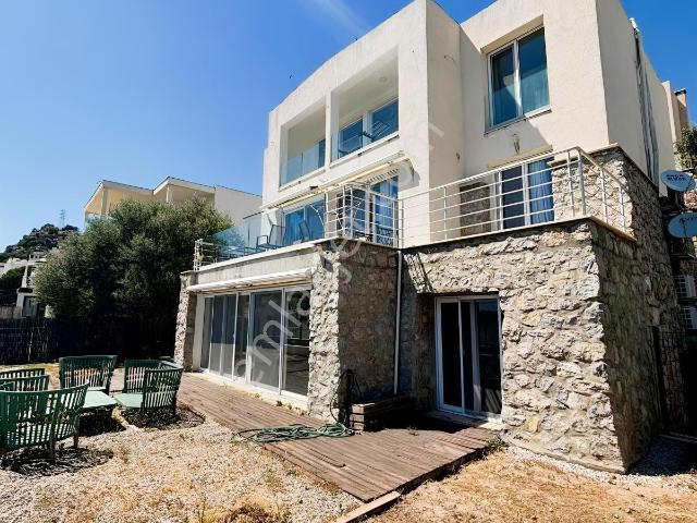 Bodrum Merkezde Deniz Manzaralı Özel Girişli Bahçeli 3+1 Daire