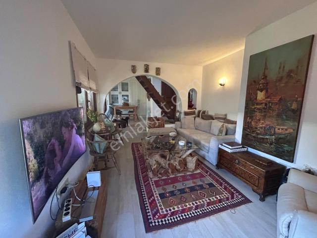 Bodrum Merkez'de Kale Ve Deniz Manzaralı 3+1 Bahçeli Kiralık Ev