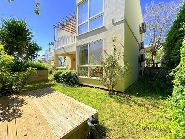 Bodrum Plajlı Ünlü Sitede Köşe Bahçeli Eşyalı Müstesna Bir Daire