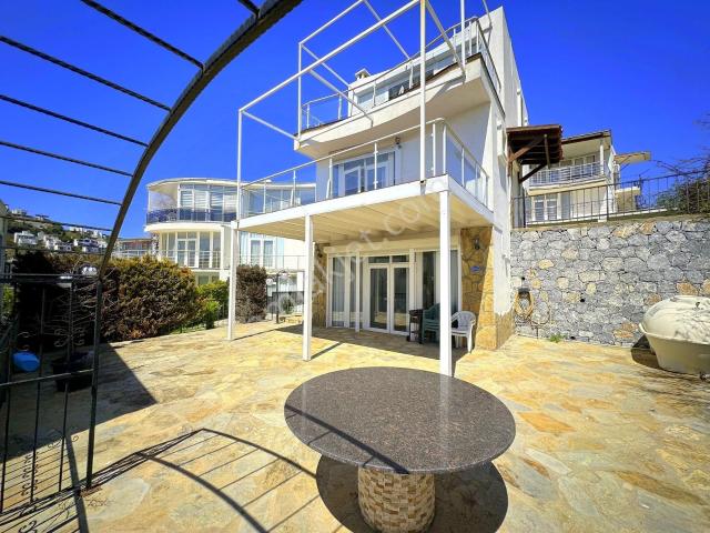 Bodrum Plajlara Yakın, Manzaralı Doğa İçinde Eşyalı Trplex Villa