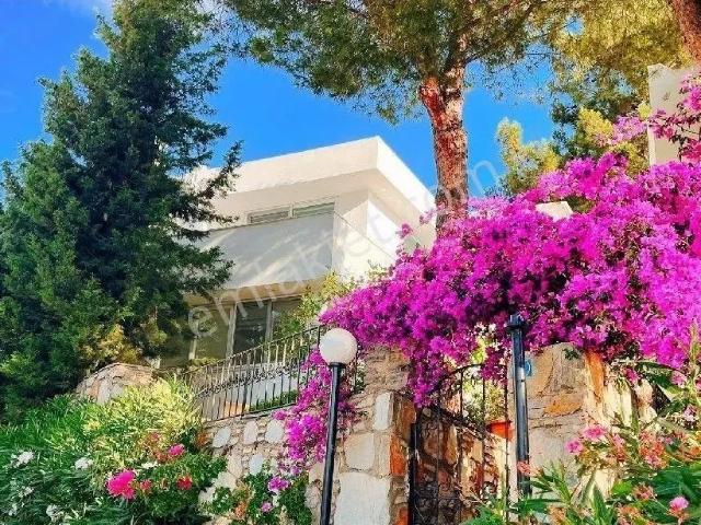 Bodrum Torba Deniz Manzaralı Satılık 4+2 Dubleks Villa
