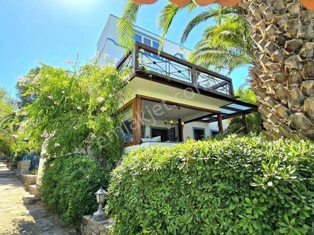 Bodrum Torba'da Satılık Bahçeli Trıplex Müstakil Ev