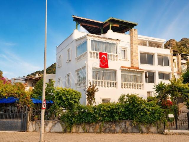 Bodrum Turgutreiste Deniz Manzaralı Havuzlu Sitede Satılık Villa