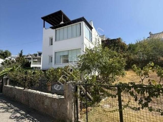 Bodrum Turgutreis'te Deniz Manzaralı Satılık Tripleks Villa 3+1