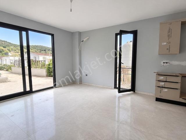 Bodrum Yalıçiftlikte Ana Yola 50 Mt 2+1 Alt Ve Üst Kat Daireler