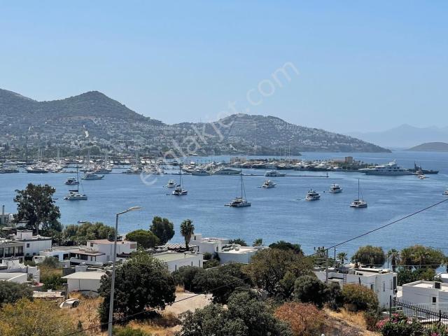 Bodrum Yalıkavak Merkez'de Marina Manzaralı Satılık 5+2 Villa