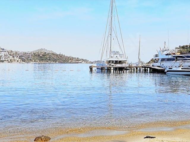 Bodrum Yalıkavak Clup Flipper Devre Tatil kırmızı dönem