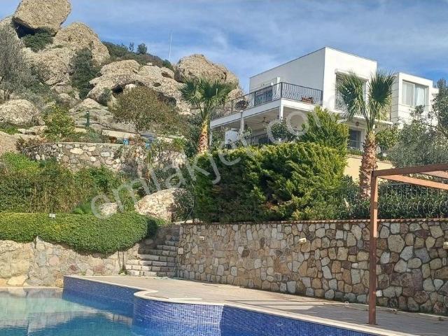 Bodrum Yalıkavak Gökçebel'de Deniz Ve Doğa Manzaralı 5+1 Köşe Konumlu Satılık Villa