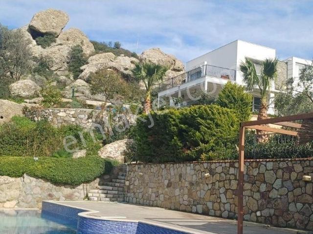 Bodrum Yalıkavak'ta Deniz Manzaralı 5+1 Köşe Konumlu Villa