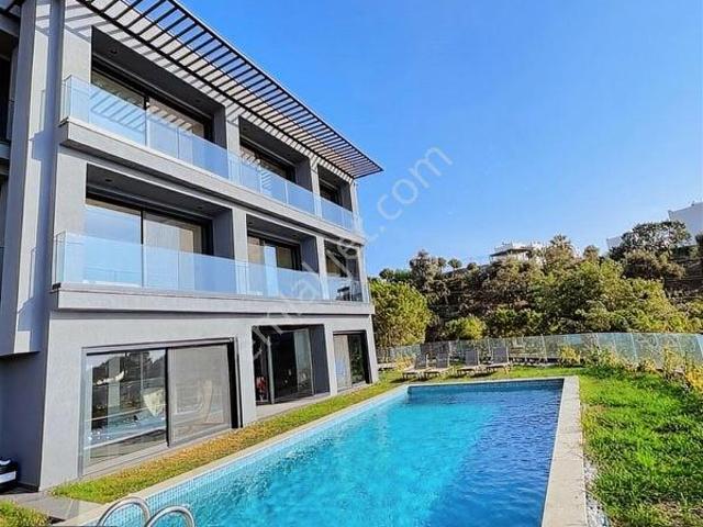 Bodrum Yalıkavak'ta Deniz Manzaralı 6+1 Yıllık Kiralık Villa