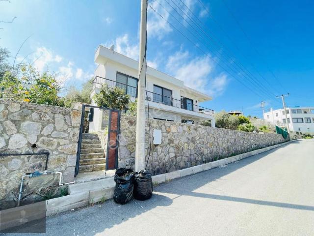 Bodrum Yalıkavak'ta Merkezi Konumda Satılık 4+1 Villa