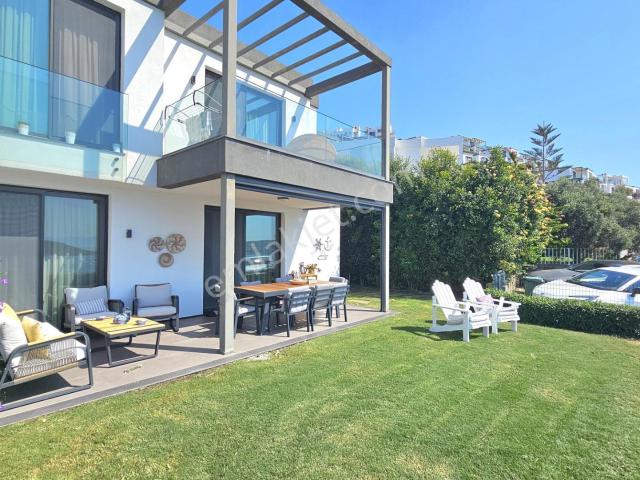 Bodrum Yalıkavak'ta Yıllık Kiralık Özel Plajlı Sitede Bahçeli Deniz Manzaralı Full Eşyalı 2+1
