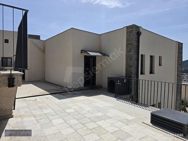 BODRUM YALIÇİFTLİK'TE MANZARALI FULL EŞYALI MODERN 2+1 DAİRE
