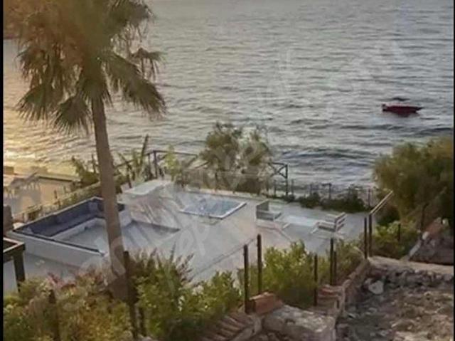 BODRUM YALIKAVAK'TA MUHTEŞEM KONUMDA DENİZE SIFIR 5+1 VİLLA