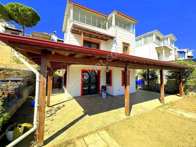 Bodrum'a Yakın Adabükü Plajlı Sitede Manzaralı Tripleks Villa