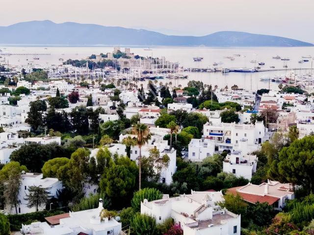 Bodrumda Taş Bina | Kale Manzaralı Ana Cadde Cepheli