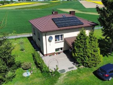 Urokliwe siedlisko 200 m2 z panelami fotowoltaicznymi