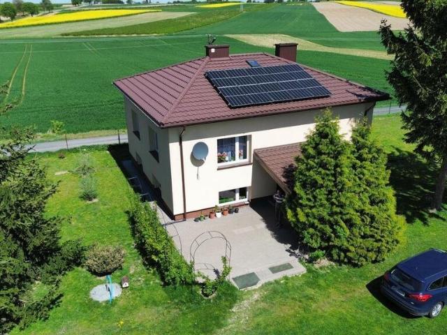 Urokliwe siedlisko 200 m2 z panelami fotowoltaicznymi