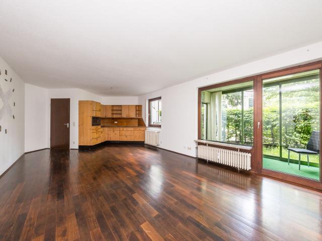 Bogenhausen: 2 Zimmer Erdgeschosswohnung mit Wintergarten, privater Grünfläche & TG Stellplatz!