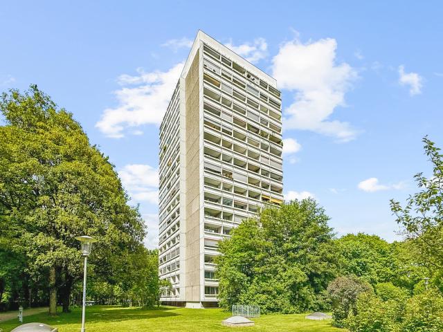 Bogenhausen nahe Arabellapark: Gepflegte 2 Zimmer Wohnung mit zwei Westloggien und Grünblick!