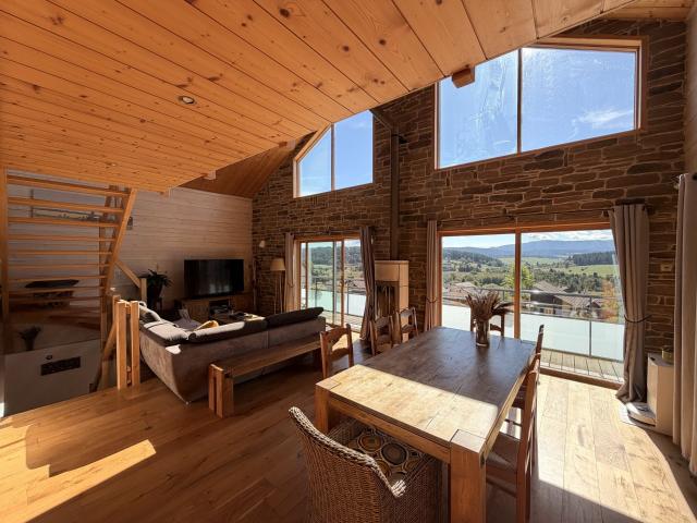 Bois et Lumière à cinq minutes du lac ! 180m² Vaux et Chantegrue
