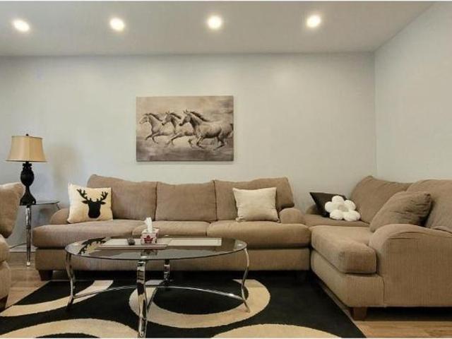 Boisbriand Grand 5.5 RDC de maison MEUBLÉE, 2 stationnements et Internet INCLUS