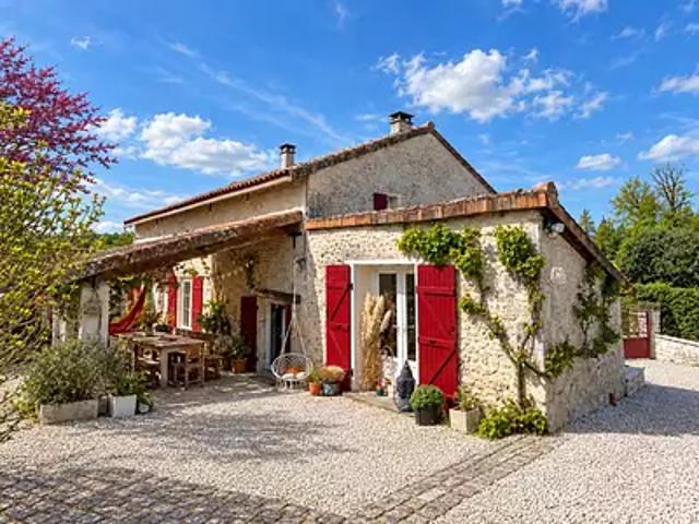 Boisné La Tude 16320 Achat / Vente maison 6 pièces t6 au dernier étage piscine