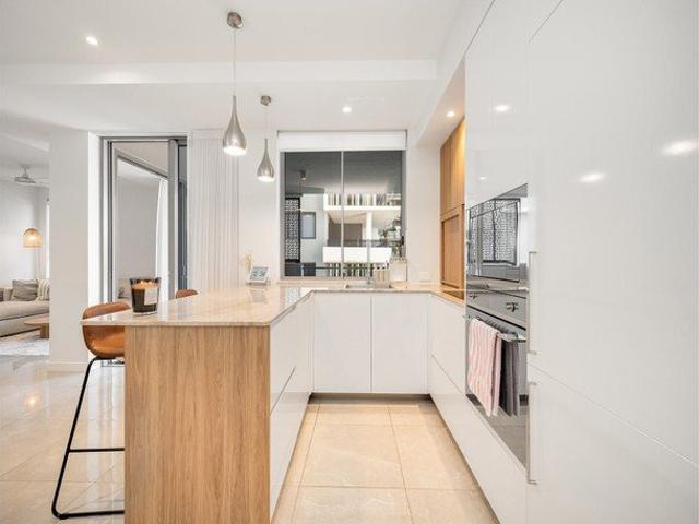 Bokarina Unit Ocean Front Street 2 Bed, 2 Bath, Pool, 2 Car