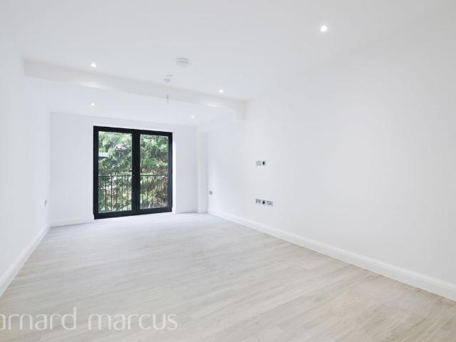 Bolters Lane, Banstead SM7, 2 bed flat to rent, £1,800 pcm | PrimeLocation