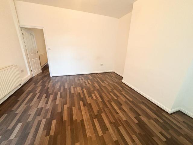 Bolton BL1 2 bed terraced house to rent £850 pcm £196 pw