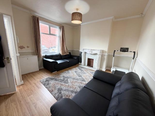 Bolton BL1 2 bed terraced house to rent £850 pcm £196 pw