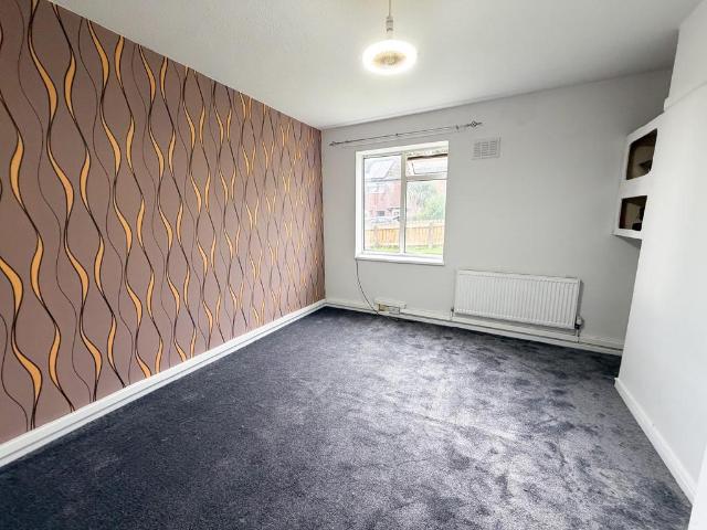 Bolton BL2 1 bed flat to rent £675 pcm £156 pw